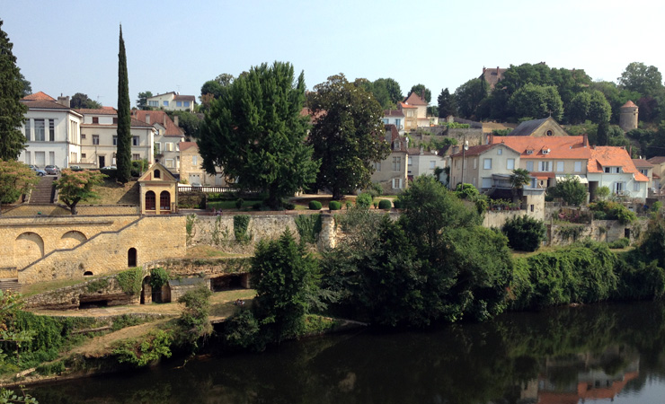 Village en bord de Dordogne