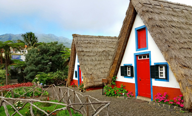 Maisons de paille triangulaires à Santana