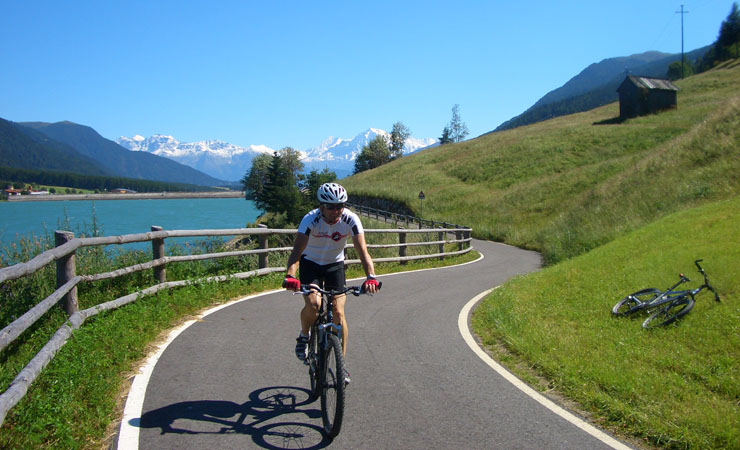 Piste cyclable au Lac Reschen