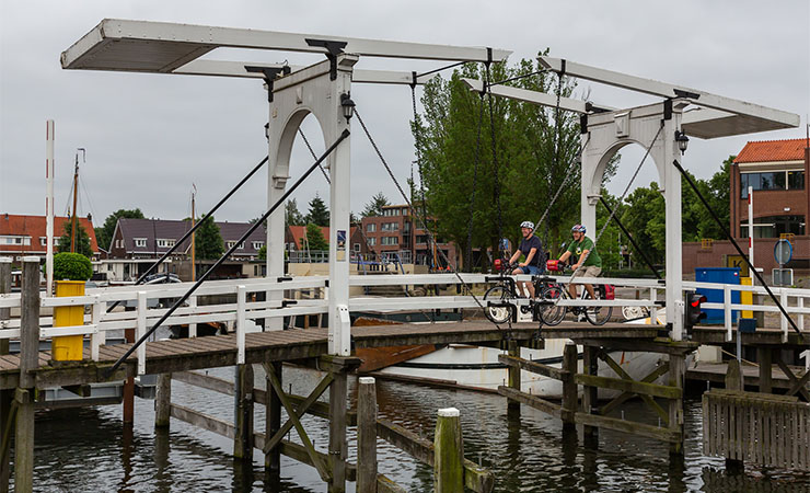 Cyclistes sur pont mobile