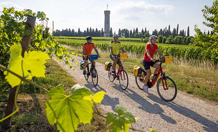 Cyclistes devant la tour San Martino della Battaglia